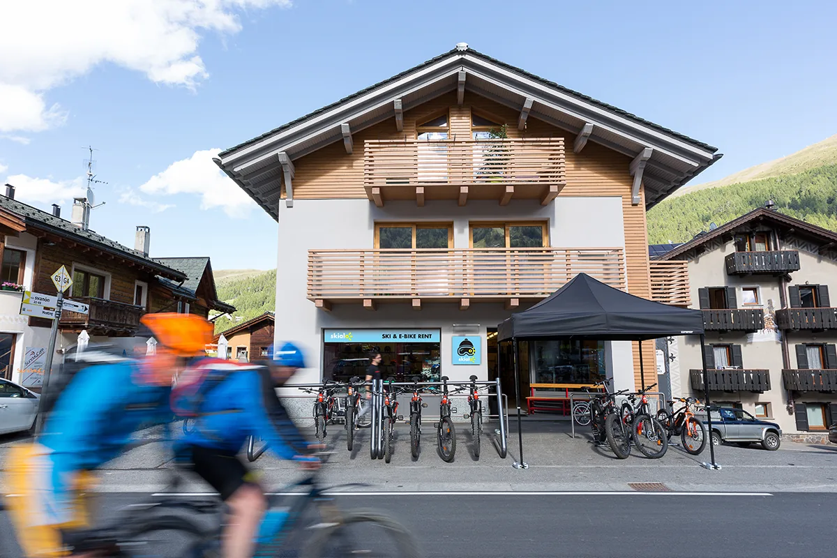 Sklep Skialo w Livigno, rowerzysta mija wejście