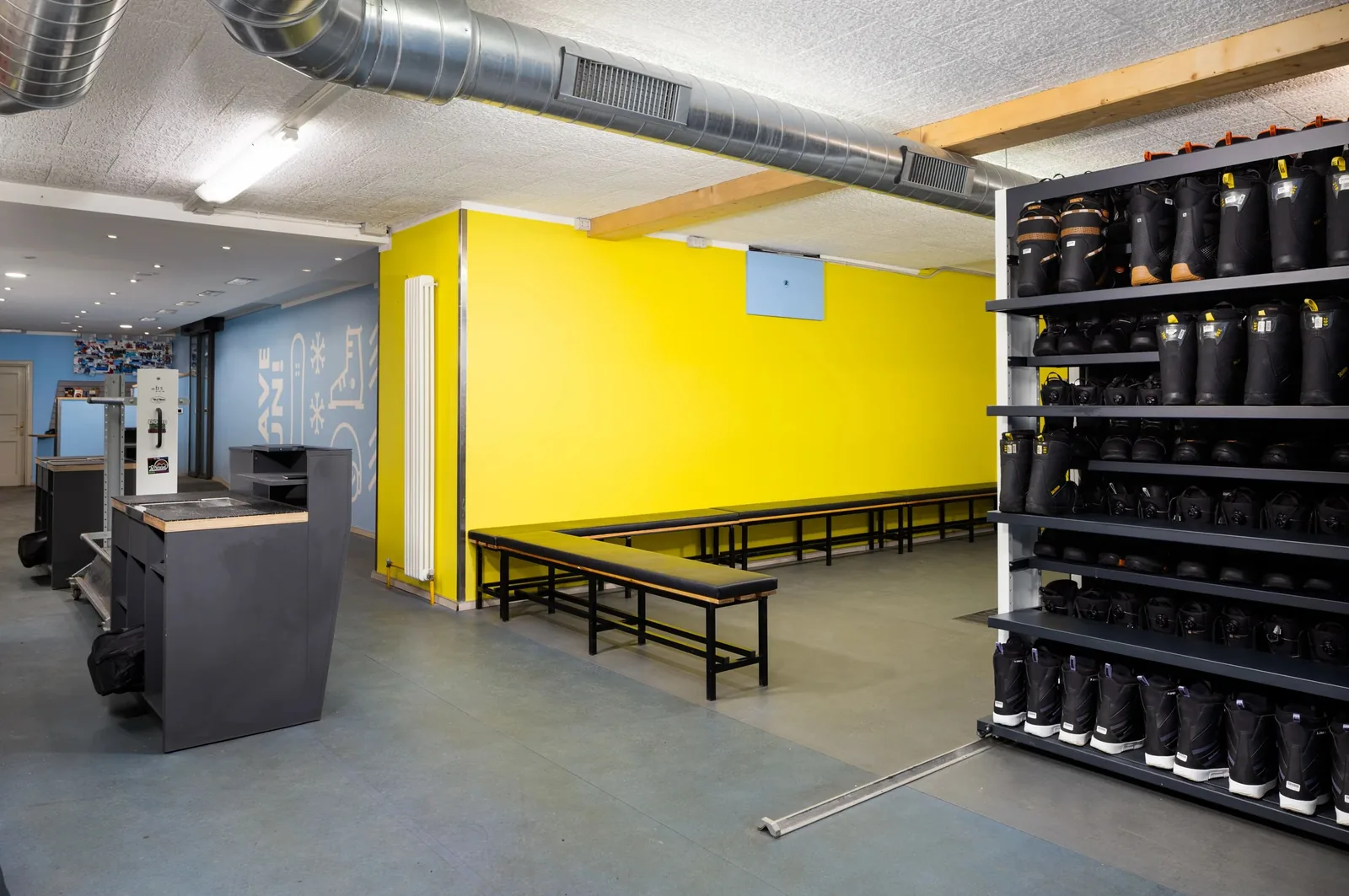 Sala butów w punkcie Doss