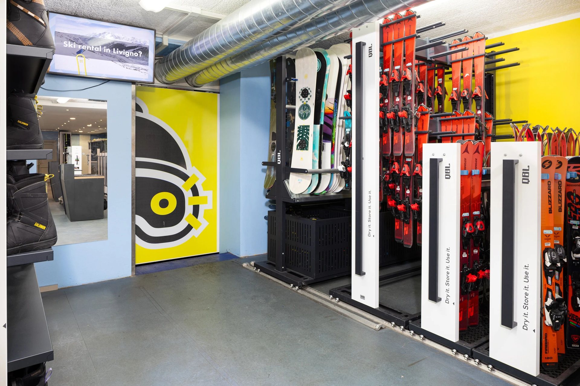 Rowery na wynajem przed sklepem Skialo Carosello 3000 w Livigno